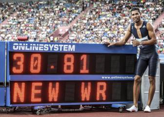 Wayde van Niekerk breaks 300m World Record