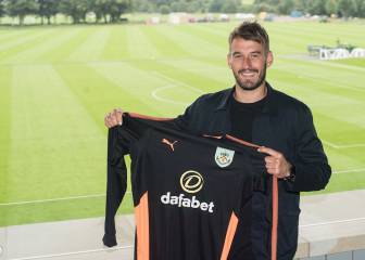Burnley bring in Adam Legzdins and loan out Mitchell