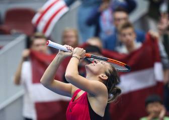 Simona Halep claims WTA world number one spot in China