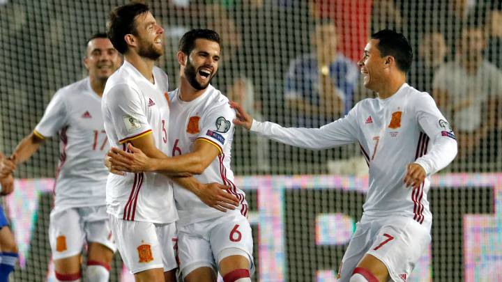 Spain's midfielder Asier Illarramendi celebrates his goal with teammates Aritz Aduriz and Jose Callejon during the Russia 2018 FIFA World Cup European Group G qualifying match against Israel.