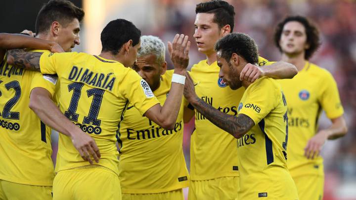 Paris Saint-Germain's Belgian defender Thomas Meunier (L) is congratuled by teammates after a goal during the French L1 football match between Dijon (DFCO) and Paris Saint-Germain (PSG)