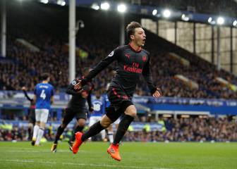 Arsenal outclass Everton to pile pressure on Koeman