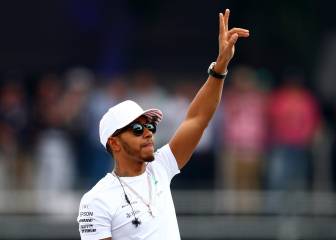 Hamilton secures fourth title despite early collision