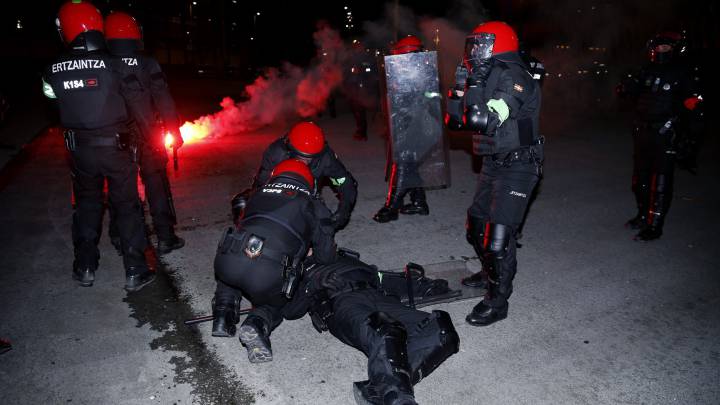Police officer dies after fighting between Spartak Moscow and Athletic Club fans in Bilbao