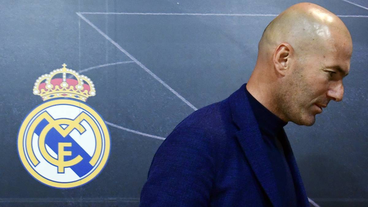 Real Madrid's French coach Zinedine Zidane leaves after announcing his resignation in Madrid on May 31, 2018.