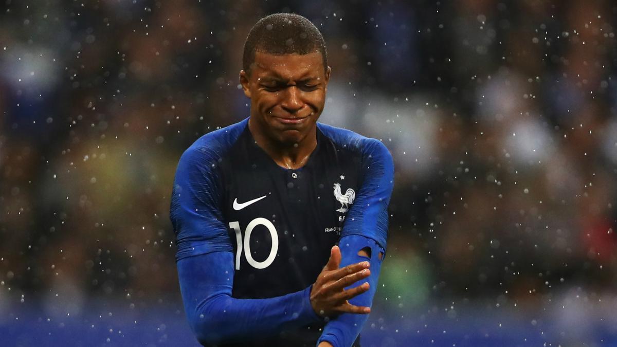 World Cup 18 Mbappe Hands Deschamps Injury Scare In France Training As Com