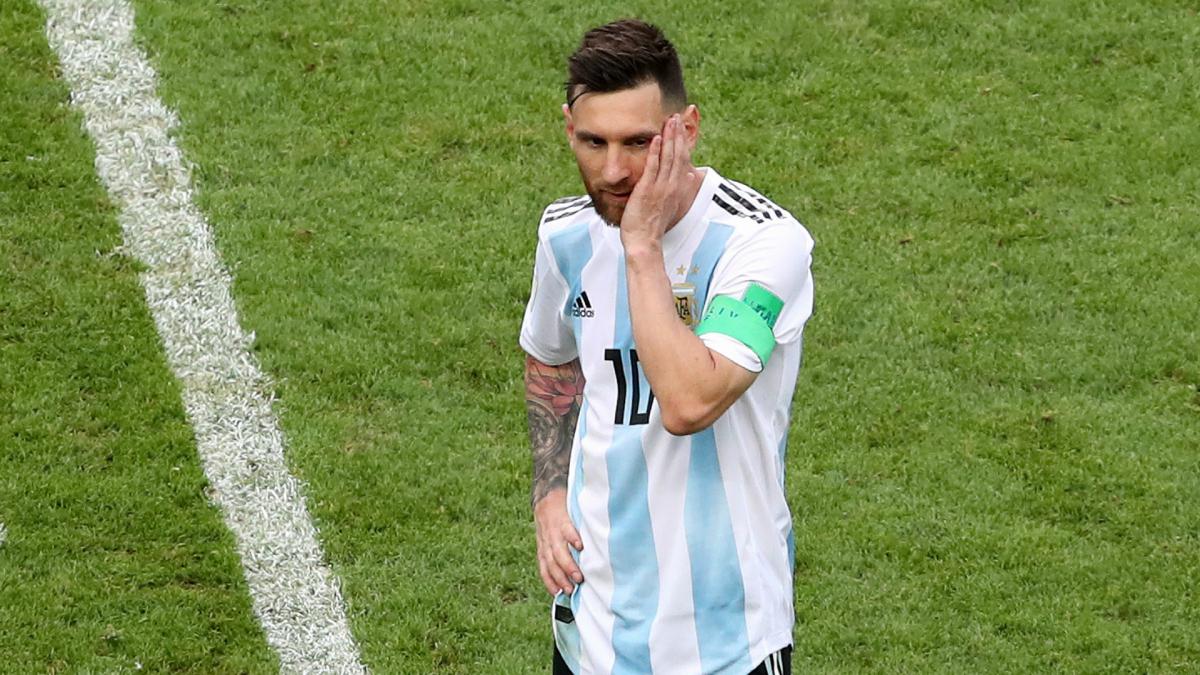 Messi avoids media after Argentina crash out of World Cup [아스] 메시는 경기가 끝나고 카메라를 피해 경기장을 빠져나갔다