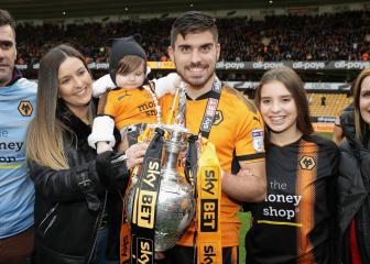 Neves signs five-year Wolves deal