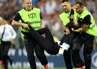 World Cup final interrupted by pitch invaders - Pussy Riot claim responsibility