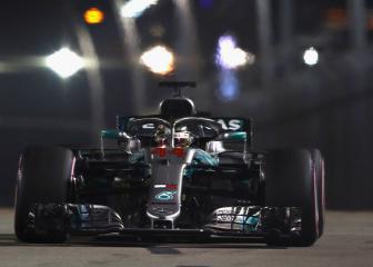 Hamilton smashes lap record to claim Singapore pole