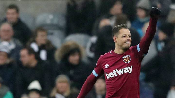 Valencia set their sights on Chicharito loan deal