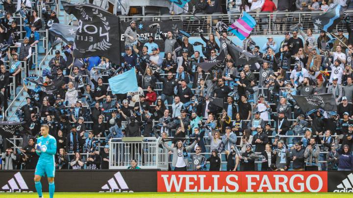 Minnesota United FC supporters singing Wonderwall after home win