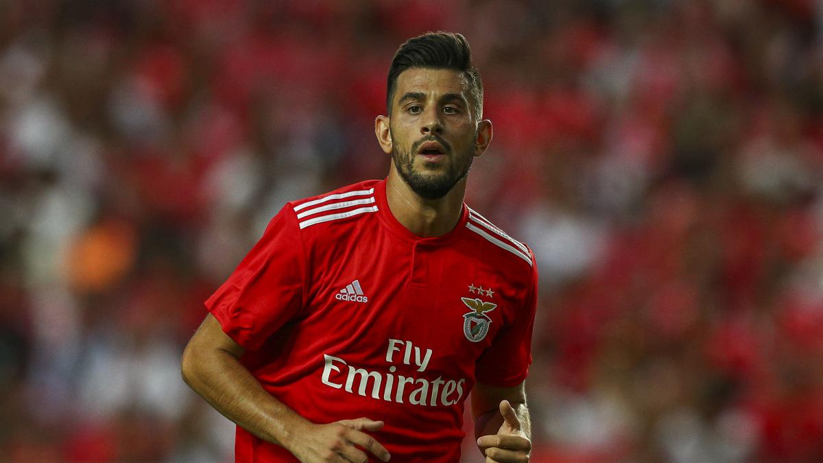 Pizzi signs new deal with Benfica