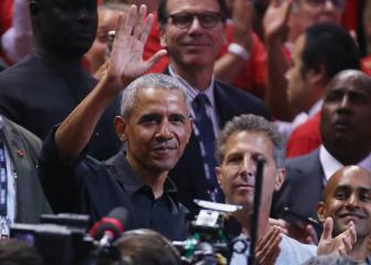 Obama receives standing ovation during NBA Finals