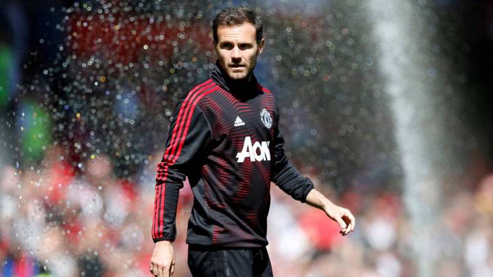 Manchester United offer Juan Mata new contract