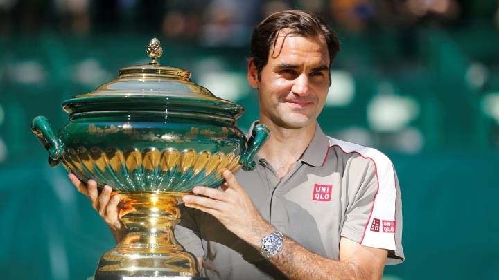 Federer limbers up for Wimbledon with 10th Halle title