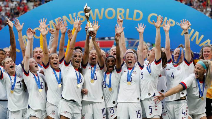 USA's players celebrate with the trophy after the France 2019 Women's World Cup football final match between USA and the Netherlands