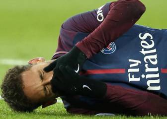 Neymar's foot may rule out Barcelona return