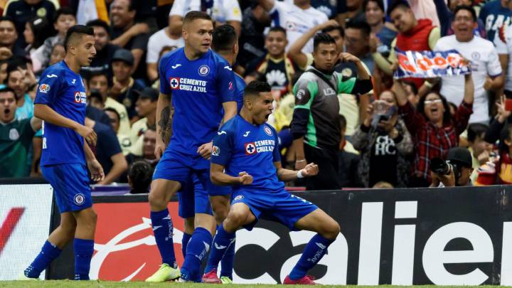 Cruz Azul players celebrate the 5-2 win over America