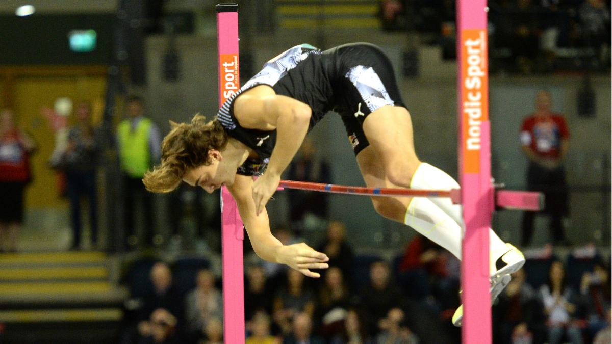 Duplantis breaks pole vault world record for second time ...