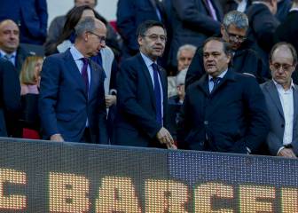White hankies and chants against Bartomeu at Camp Nou