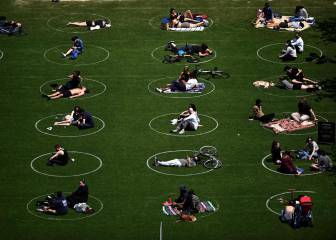 How do social distancing circles work in New York's Domino Park?
