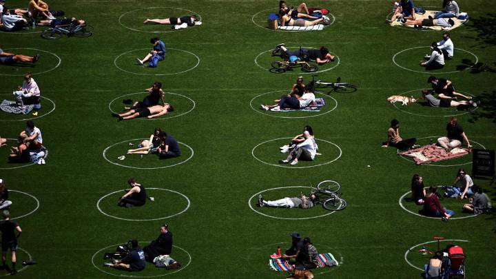 How do social distancing circles work in New York's Domino Park?