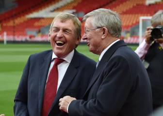 Sir Alex Ferguson congratulates old rival Kenny Dalglish for Liverpool's title win