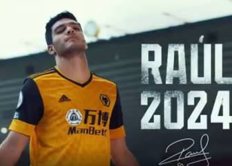 Raúl Jiménez renews contract with Wolves until 2024