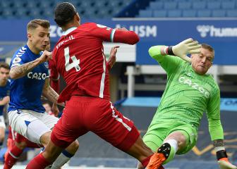 De Boer said 'bad words' after Van Dijk incident but is relaxed over Van de Beek