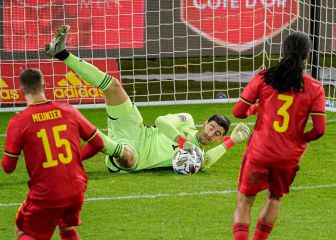 Courtois denies Barcelona deal