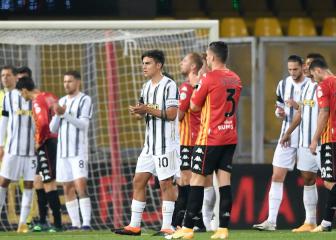 Juve and Benevento halt game to pay tribute to Napoli great