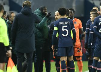 Demba Ba speaks to PSG-Istanbul fourth official Coltescu