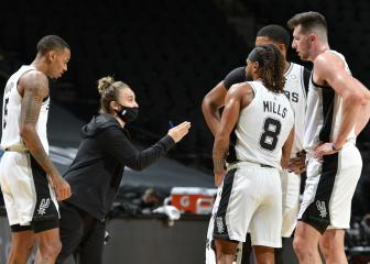 Spurs coach Becky Hammon makes NBA history