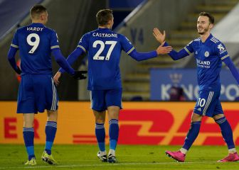Leicester go top of Premier League with win over Chelsea