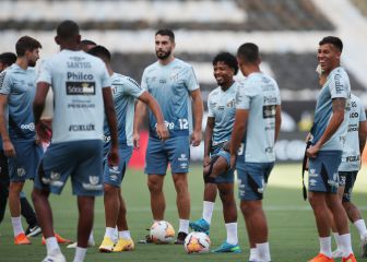 Santos aim to cap turbulent year with Copa Libertadores win