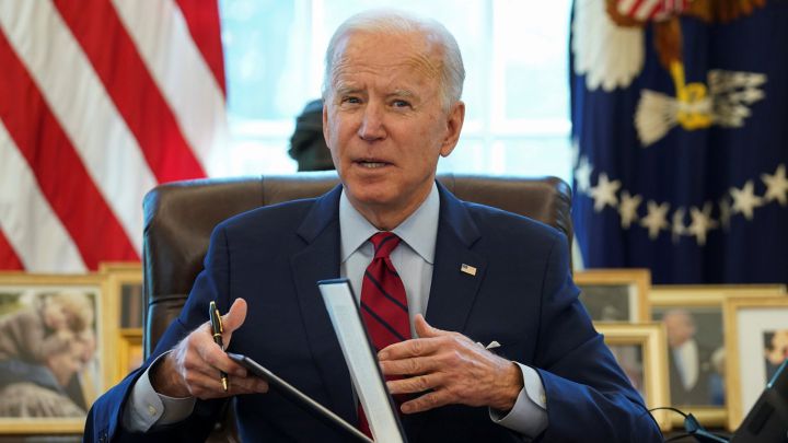 Third stimulus check: lawmakers pressure Biden for $2,000 recurring payments