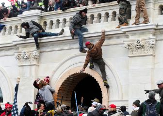 Trump ally seen with Oath Keepers on day of Capitol riot