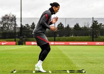 Netherlands boss De Boer will not put pressure on Van Dijk to return for Euro 2020
