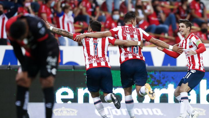 Chivas win Clásico Tapatío and move into playoff picture