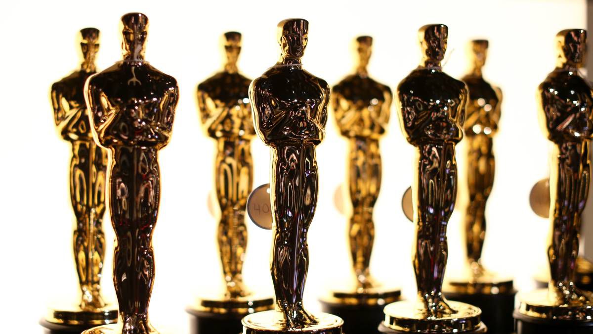 How much money is an Oscar award worth and how much does it weigh?