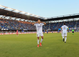 'Chicharito' Hernández brace silences Earthquakes fans in Cali Clásico