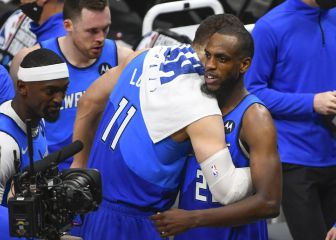 Middleton, Milwaukee fourth quarter rally grounds Hawks