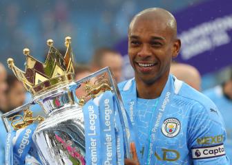Fernandinho signs one-year contract extension with City