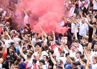 Ticketless fans storm Wembley gates ahead of Euro 2020 final