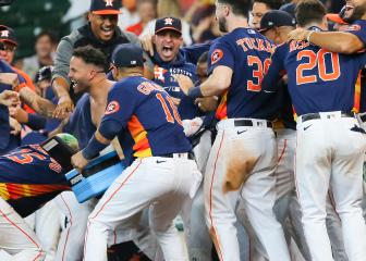 Altuve's walk-off homer sinks Yankees, Giants win again