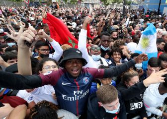PSG fans welcome Messi to Parc des Princes