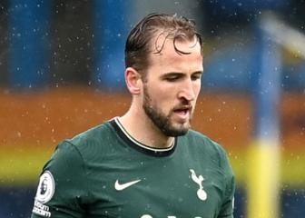 Kane commits to Tottenham