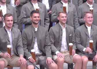 Bayern Munich swap shirts for lederhosen in team photo
