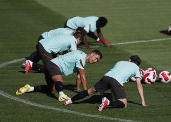 Relaxed Ronaldo trains with Portugal